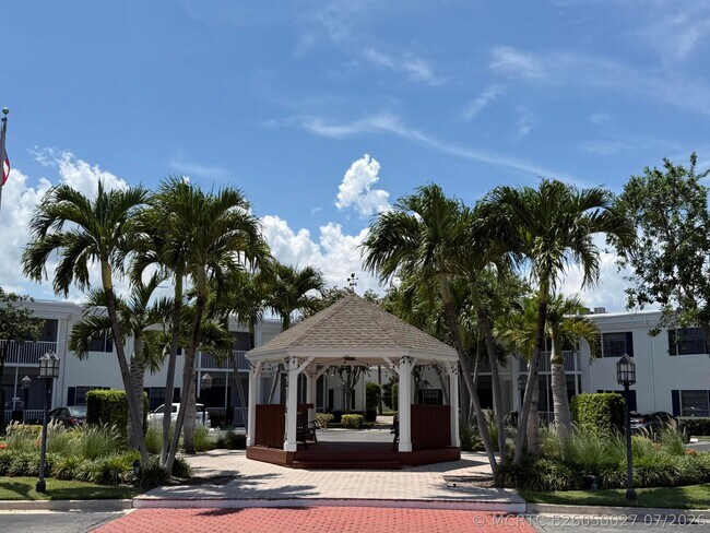 Building Photo - 180 Cypress Club Dr