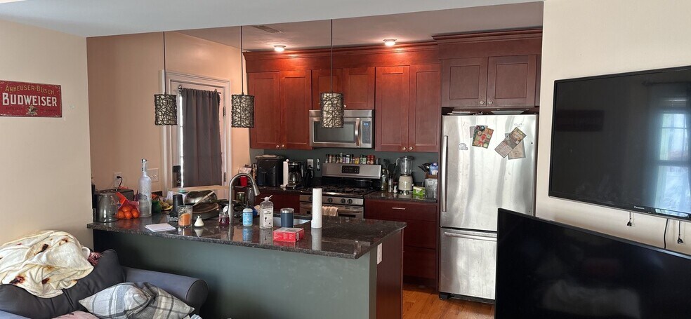 Primary Photo - 64 Litchfield St