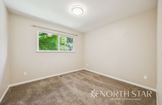Building Photo - Beautiful Lake Oswego Ranch Home in Red Fo...
