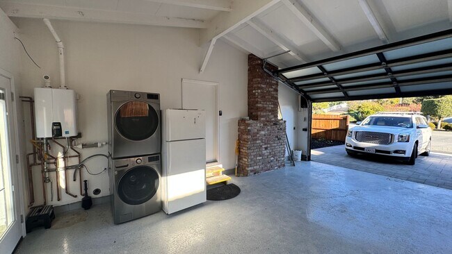 Building Photo - Mission Fields Home, 3 bedroom 2 bath, Fire Place, large fenced yard, 2 car garage fully finished...