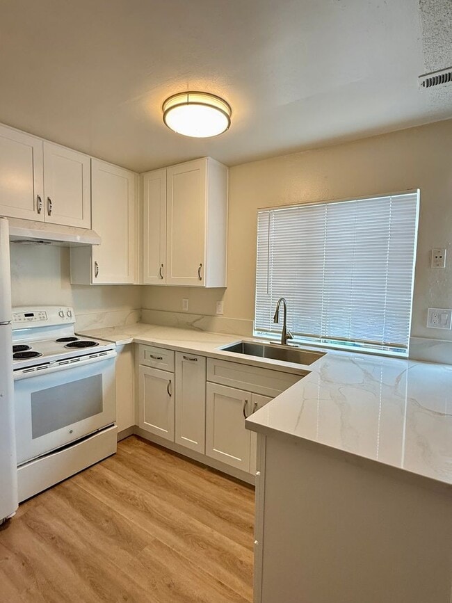 Building Photo - $2,890 / 2 BR - FULLY REMODELED TOWNHOME IN HAYWARD