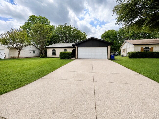 Building Photo - Gorgeous 3/2 recently renovated in homey neighborhood