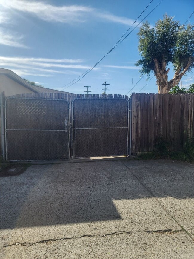 Building Photo - Private 2 bedroom 1 bath home