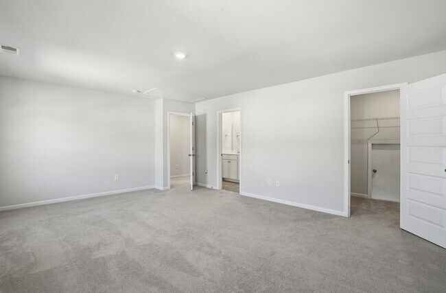 Building Photo - 145 Binscombe Ln