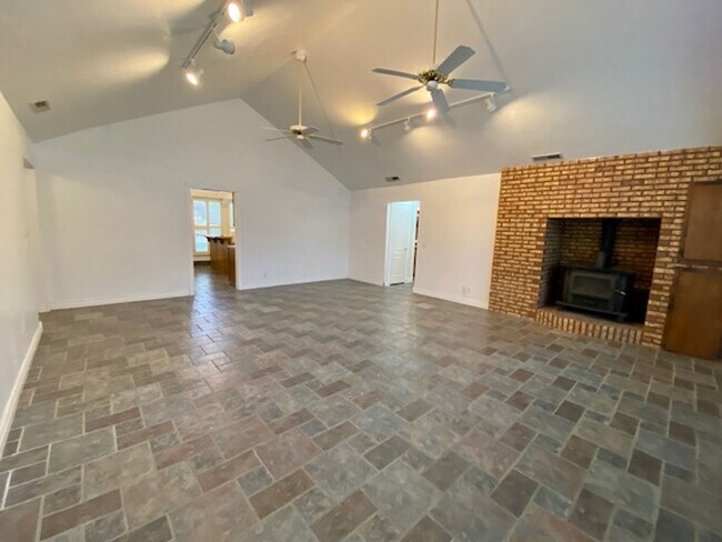 Building Photo - SPACIOUS HOME IN SANTA CLARA COMING SOON!
