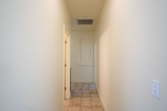 Building Photo - 3 Bedroom 2 bath!