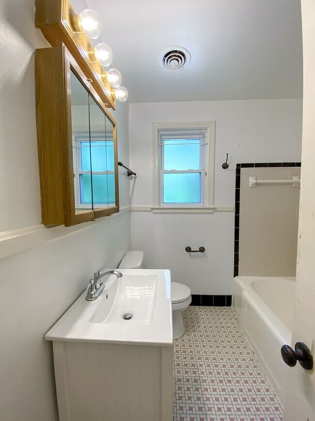 Building Photo - 2 Bedroom, 1 Bathroom Near N Graham and Sa...