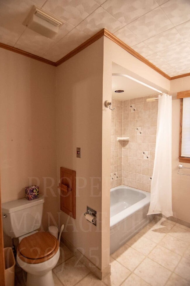 Building Photo - 3-Bed, 1.5-Bath with Detached Dual-Access ...