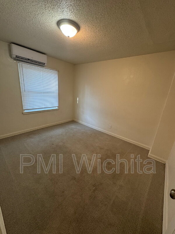 Building Photo - 638 S Hydraulic Ave
