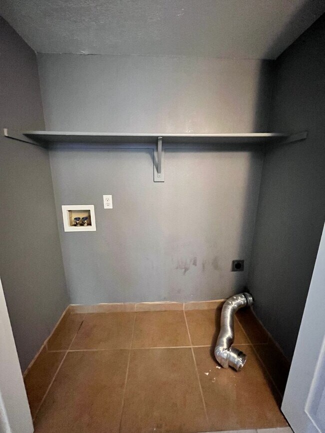 Building Photo - **FALL MOVE IN SPECIAL!**NE-3 bd/ 2bd Cond...