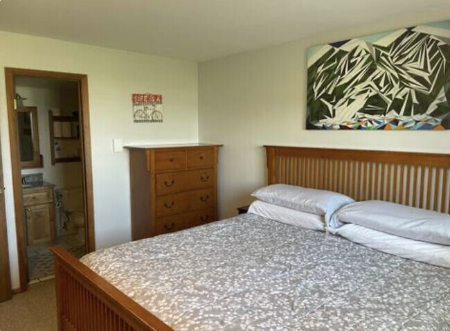 Building Photo - 832 Meadow Mile