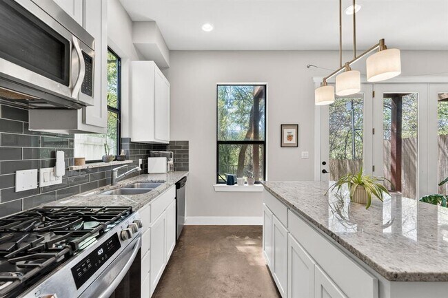 Building Photo - 3003 Lovell Dr