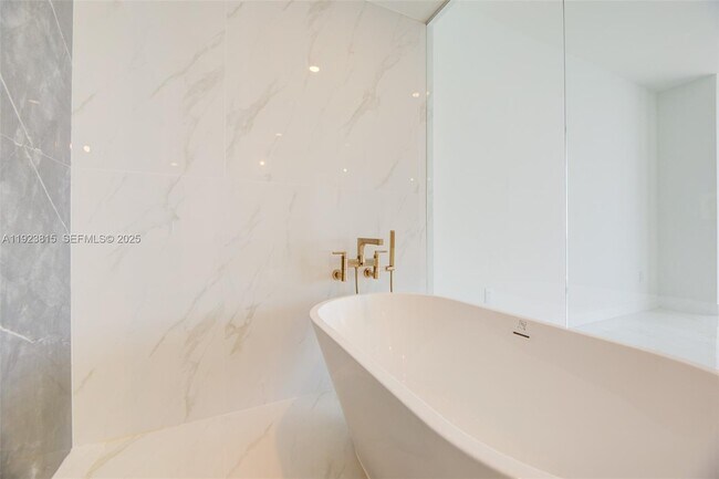 Building Photo - 700 NE 24th St