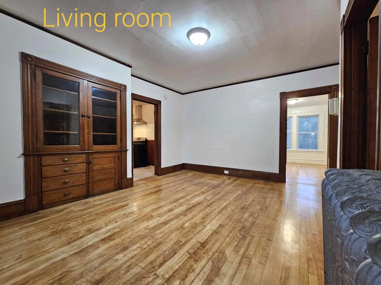 Spacious living room - 489 Lincoln St