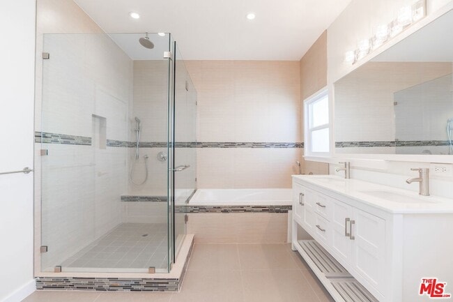 Building Photo - 31 Breeze Ave