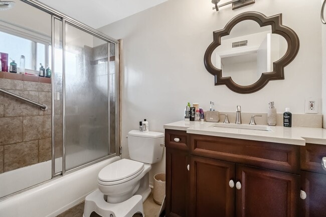 Building Photo - Unbeatable Location! Bright 1 Bed, 1 Bath ...