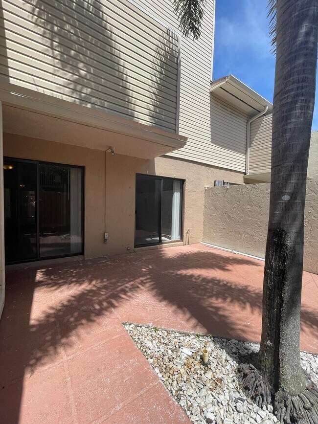 Building Photo - 602 Executive Center Dr