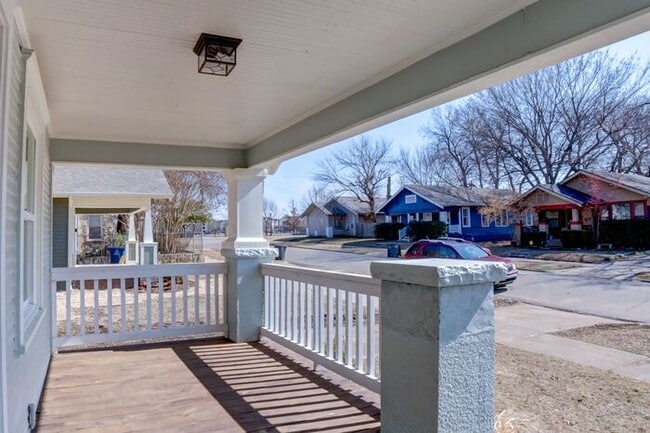 Building Photo - Classic Charm With All New Amenities 3/2 House!