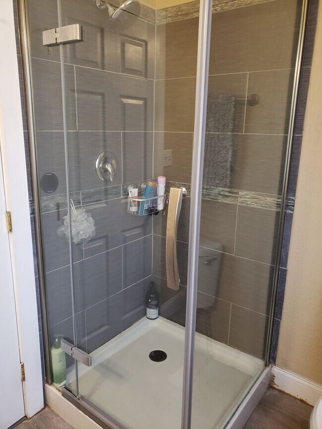 Building Photo - Stylish & Spacious 3-Bedroom Home with Off...