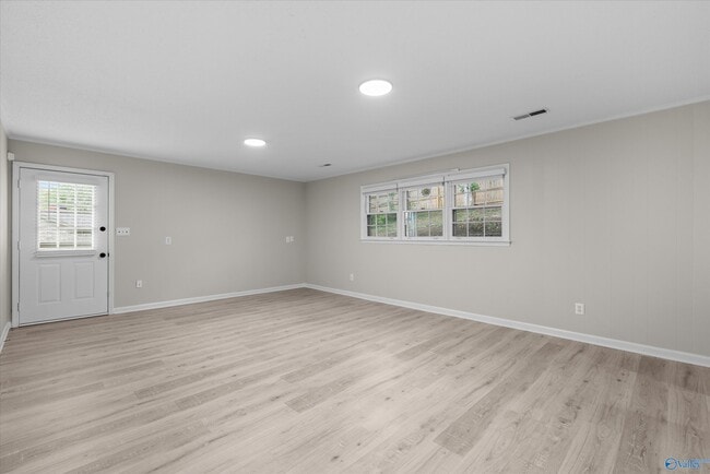 Building Photo - 1305 Hiwan Trail SE