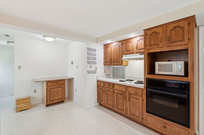Building Photo - Charming One-Level Home Nestled Among Matu...