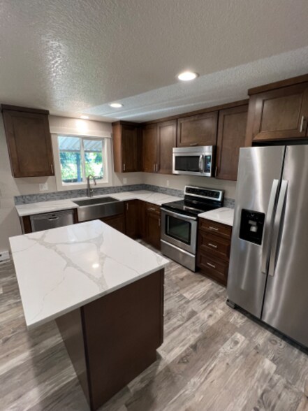 Building Photo - 912 E Harrison Ave