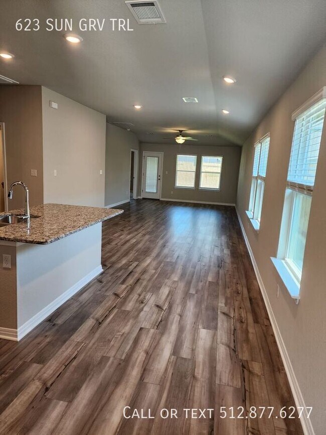 Building Photo - 623 Sun Grv Trl