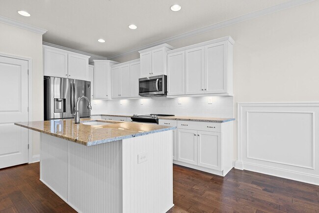 Building Photo - MAINTENANCE FREE, LUXURY TOWNHOME IN FARRA...