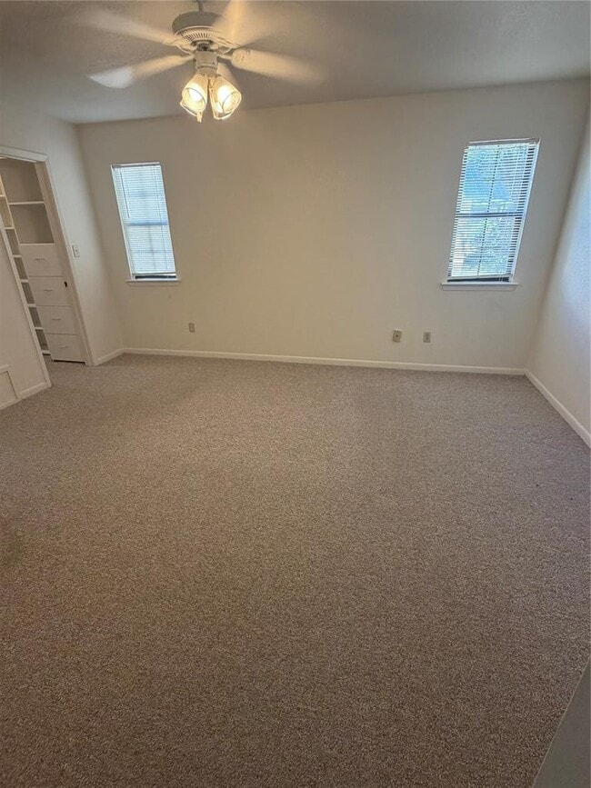 Building Photo - 728 W San Antonio St