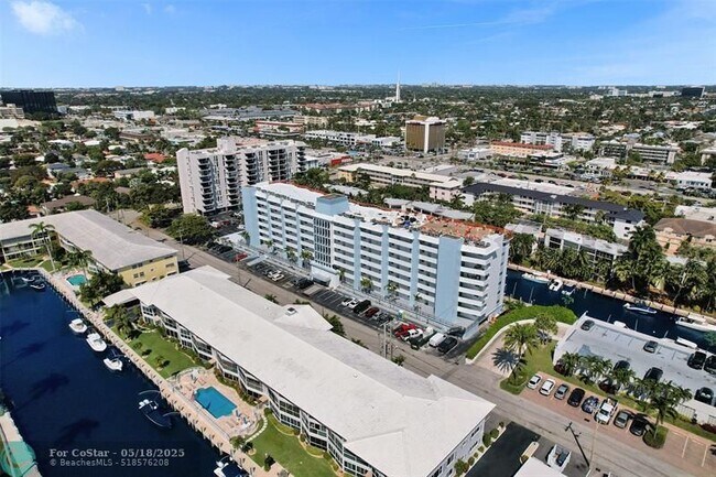 Building Photo - 3051 NE 48th St