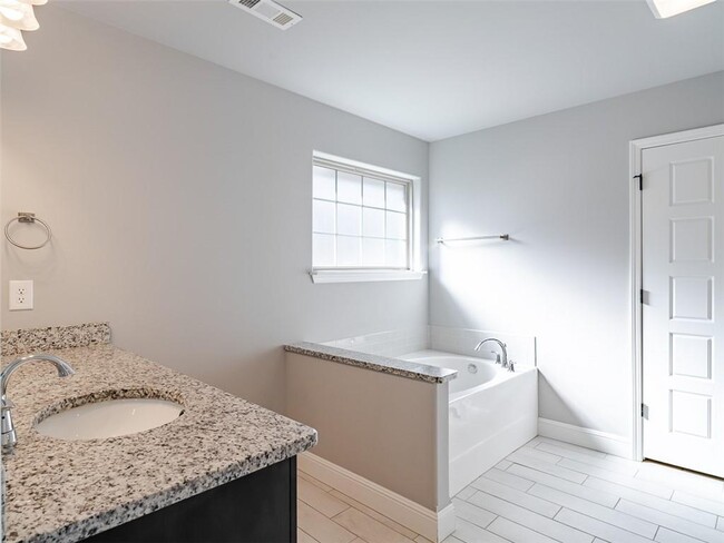 Building Photo - 910 Redfree Dr