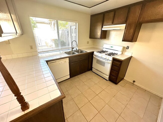 Building Photo - Spacious Woodbridge Condo -Townhouse model...