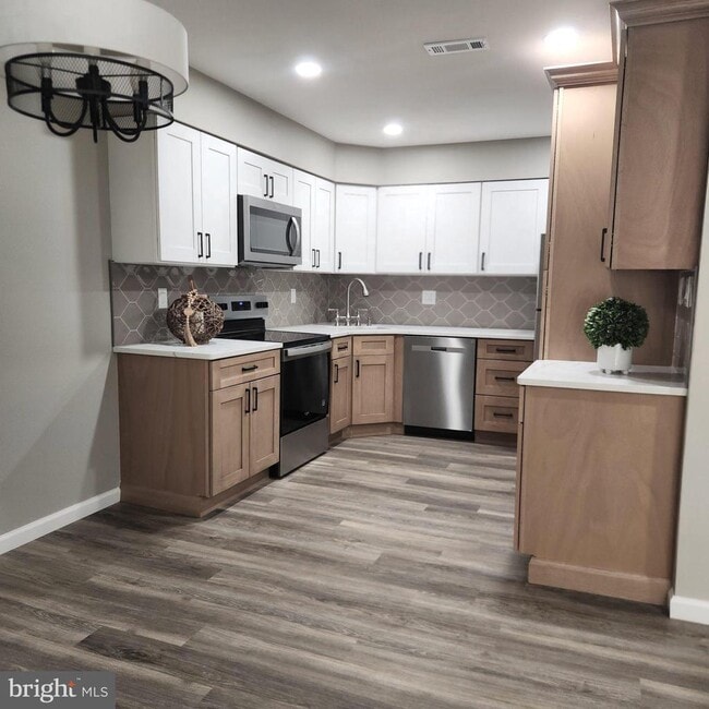 Building Photo - 16 Pickwick Pl