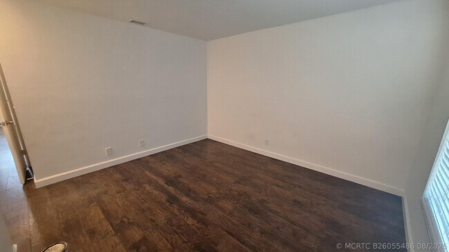 Building Photo - 135 Village Cir
