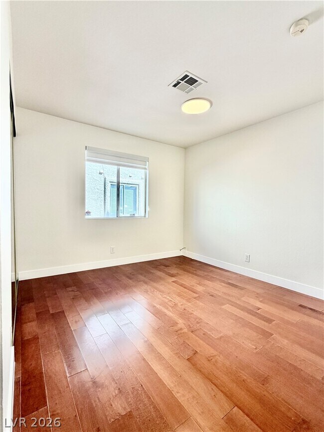 Building Photo - 920 Rockview Dr