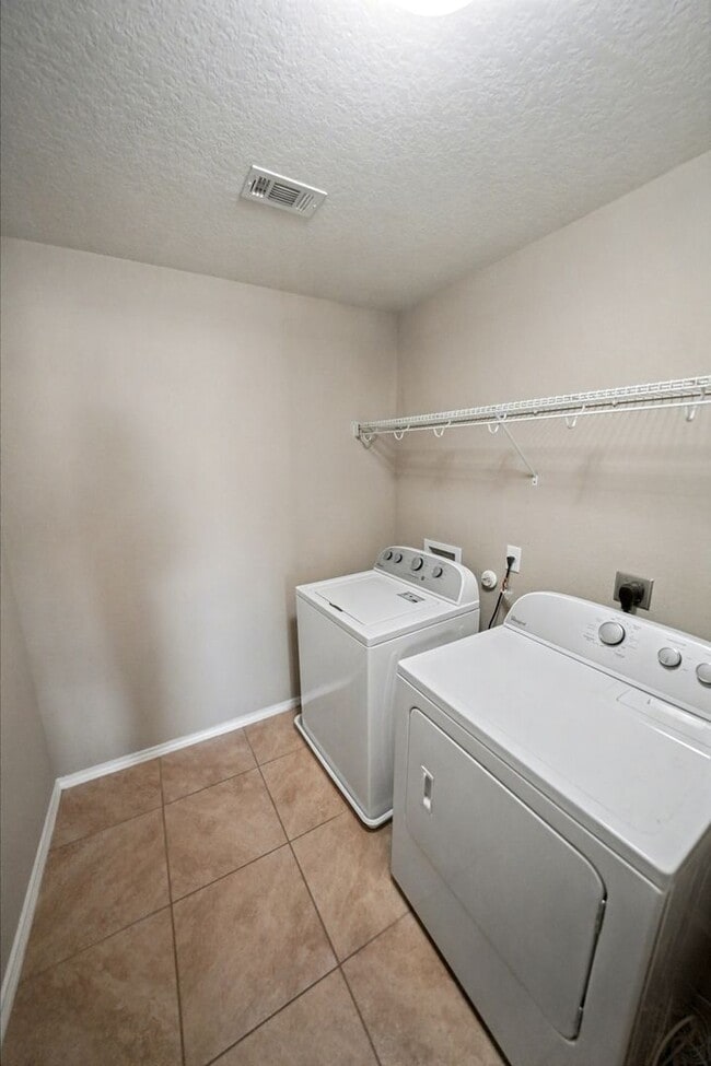 Building Photo - Beautiful 4-Bedroom, 3-Bath Home in Kensin...