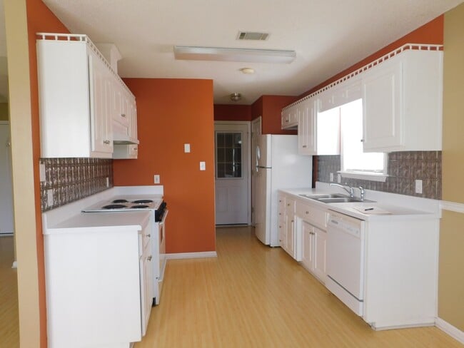 Building Photo - Quiet convenience
