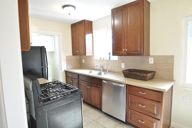 Building Photo - 1046 Fewtrell Dr