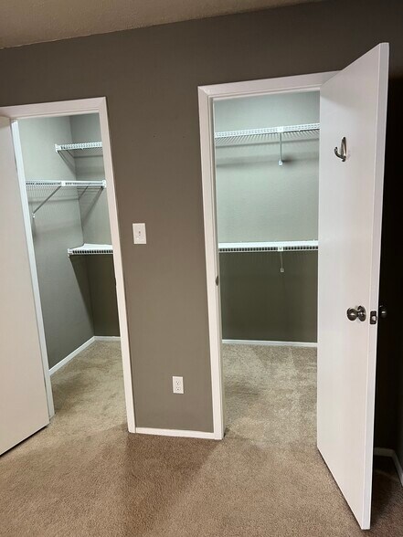 Building Photo - 7102 N Holiday Dr