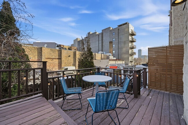 Building Photo - 657 N Carpenter St