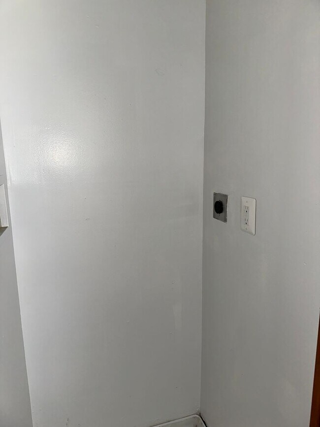 Building Photo - Beautifully Renovated Home! Corner House! Central Air! Available Now!