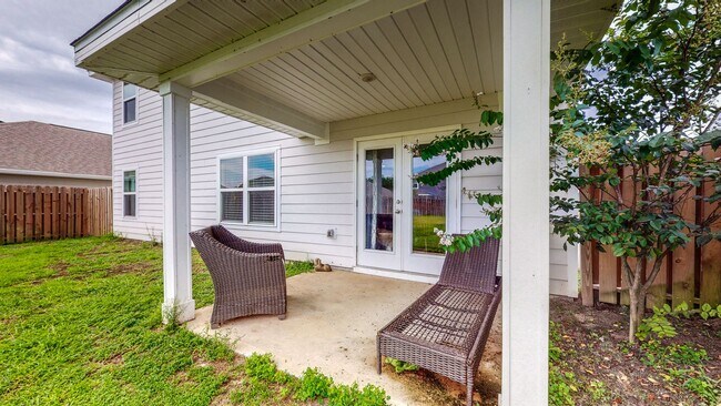 Building Photo - 5 Bedroom / 3 Bathroom Home  in Hammock Bay w/Fenced in Yard