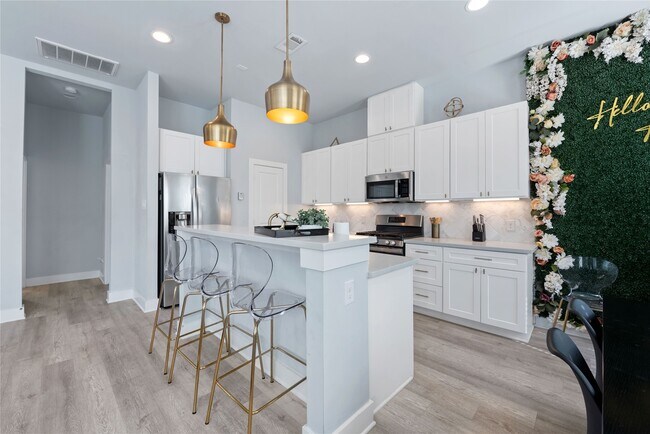 Building Photo - 3365 Daphne St