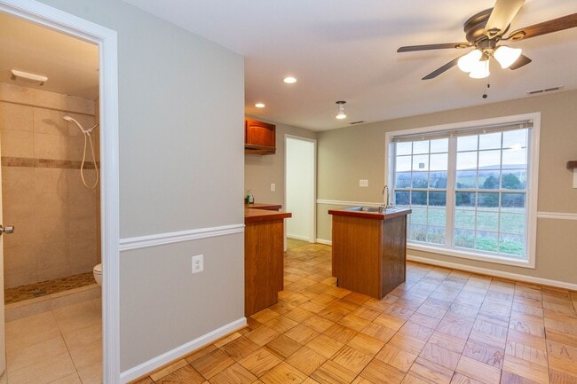 Building Photo - 1 bed, 1 bath, Apartment in Charles Town, WV