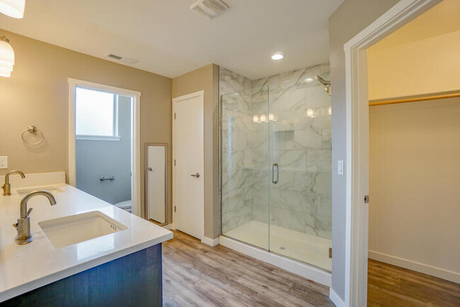 Building Photo - NEWER FOUR BEDROOM NEAR HAZEL DELL