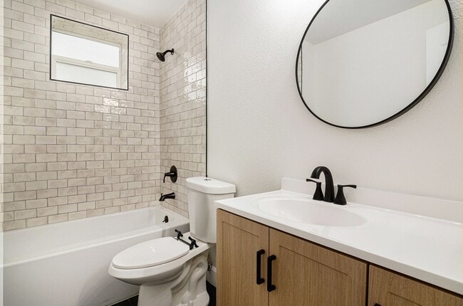 Building Photo - Fully renovated 3 bed/ 2.5 bath duplex in Casle Rock!!