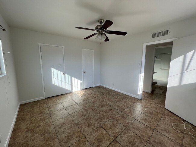 Building Photo - Rent Ready GATED 1BD/1BA. FRESH PAINT & ST...