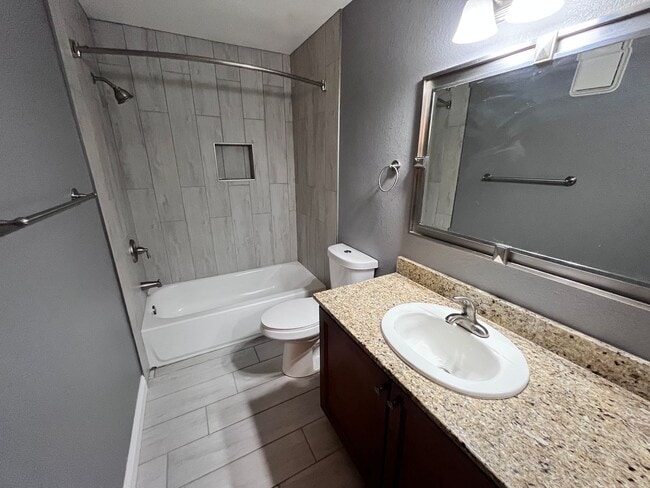 Building Photo - **HOLIDAY MOVE IN SPECIAL!**NE-3 bd/ 2bd Condo in gated community!