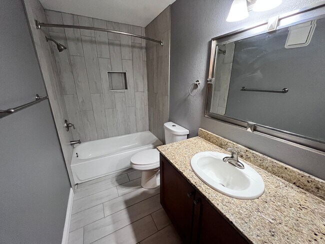 Building Photo - NE-3 bd/ 2bd Condo in gated community!