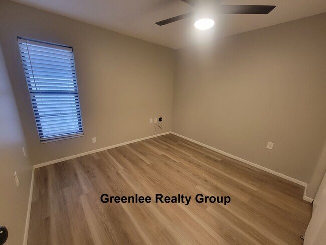 Building Photo - Don't miss this 2 Bed/ 1 Bath home in Holiday Lake Estates!